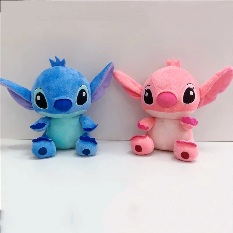 Encante-se com a Pelúcia Stitch 20cm - Super Fofa e Original Disney , perfeita para fãs do criado mais amado da animação Lilo &amp; Stitch ! Feita com materiais premium , essa pelúcia é extremamente macia e segura , garantindo momentos de carinho e diversão para crianças e adultos.  Com um design fiel ao personagem , costura reforçada e enchimento de fibra siliconada ultra macia , ela é ideal para abraçar, decorar ou presentear alguém especial.  Por que escolher a nossa Ponto Pelúcia de 20cm?  ✅ Original Di