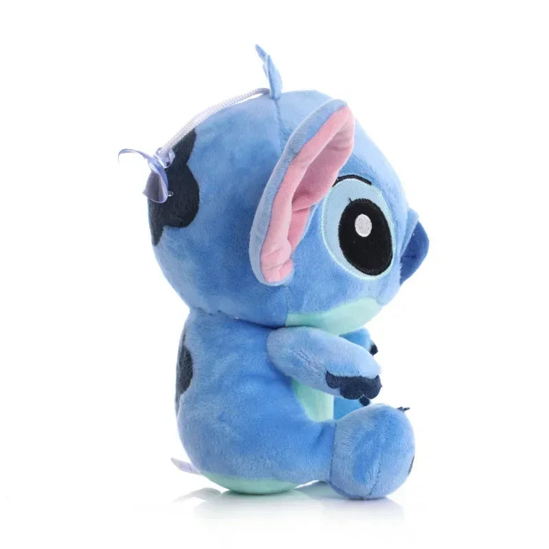 Encante-se com a Pelúcia Stitch 20cm - Super Fofa e Original Disney , perfeita para fãs do criado mais amado da animação Lilo &amp; Stitch ! Feita com materiais premium , essa pelúcia é extremamente macia e segura , garantindo momentos de carinho e diversão para crianças e adultos.  Com um design fiel ao personagem , costura reforçada e enchimento de fibra siliconada ultra macia , ela é ideal para abraçar, decorar ou presentear alguém especial.  Por que escolher a nossa Ponto Pelúcia de 20cm?  ✅ Original Di