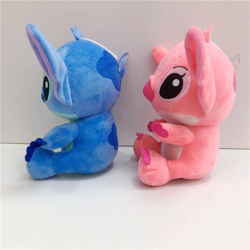 Encante-se com a Pelúcia Stitch 20cm - Super Fofa e Original Disney , perfeita para fãs do criado mais amado da animação Lilo &amp; Stitch ! Feita com materiais premium , essa pelúcia é extremamente macia e segura , garantindo momentos de carinho e diversão para crianças e adultos.  Com um design fiel ao personagem , costura reforçada e enchimento de fibra siliconada ultra macia , ela é ideal para abraçar, decorar ou presentear alguém especial.  Por que escolher a nossa Ponto Pelúcia de 20cm?  ✅ Original Di