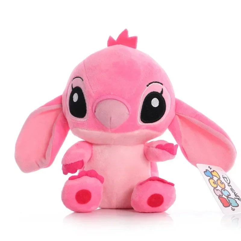 Encante-se com a Pelúcia Stitch 20cm - Super Fofa e Original Disney , perfeita para fãs do criado mais amado da animação Lilo &amp; Stitch ! Feita com materiais premium , essa pelúcia é extremamente macia e segura , garantindo momentos de carinho e diversão para crianças e adultos.  Com um design fiel ao personagem , costura reforçada e enchimento de fibra siliconada ultra macia , ela é ideal para abraçar, decorar ou presentear alguém especial.  Por que escolher a nossa Ponto Pelúcia de 20cm?  ✅ Original Di