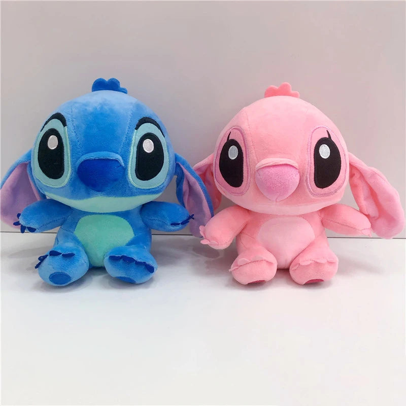 Encante-se com a Pelúcia Stitch 20cm - Super Fofa e Original Disney , perfeita para fãs do criado mais amado da animação Lilo &amp; Stitch ! Feita com materiais premium , essa pelúcia é extremamente macia e segura , garantindo momentos de carinho e diversão para crianças e adultos.  Com um design fiel ao personagem , costura reforçada e enchimento de fibra siliconada ultra macia , ela é ideal para abraçar, decorar ou presentear alguém especial.  Por que escolher a nossa Ponto Pelúcia de 20cm?  ✅ Original Di